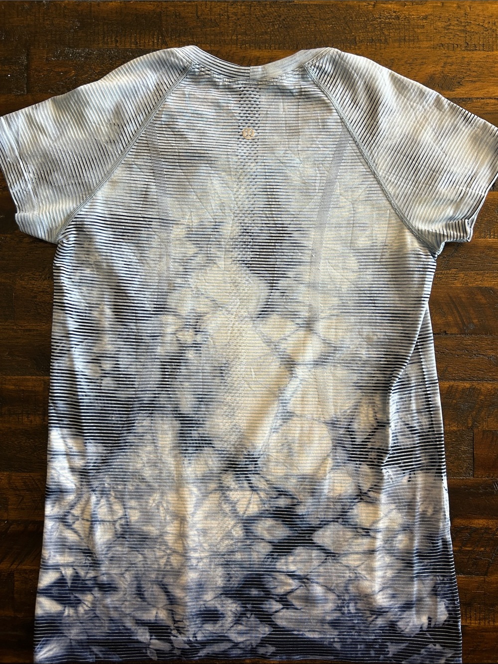 White and Blue Tie Dye Women’s Lululemon Swiftly Tech 2.0 Short Sleeve - Picture 2 of 2